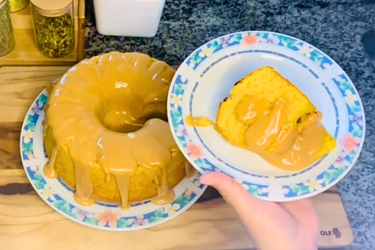 Bolo de cenoura com doce de leite