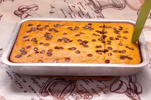 Bolo de cenoura com gotas de chocolate