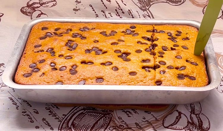 Bolo de cenoura com gotas de chocolate