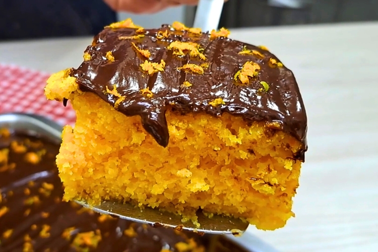 Bolo de cenoura com laranja