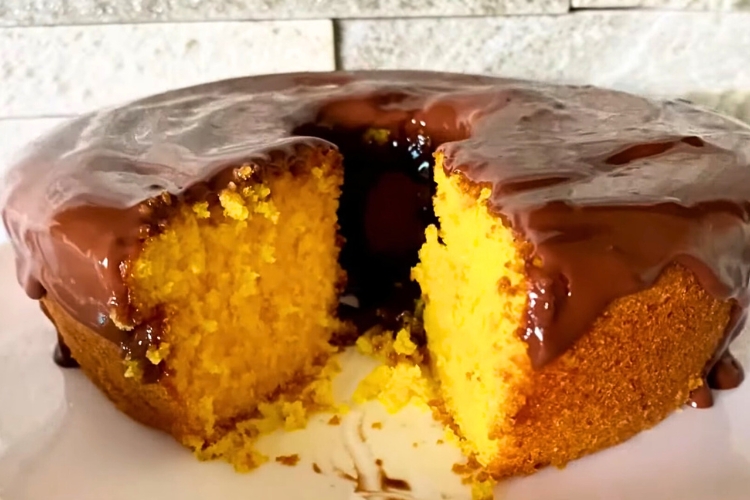 Bolo de cenoura com manteiga no liquidificador