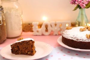 Bolo de cenoura com uva passa