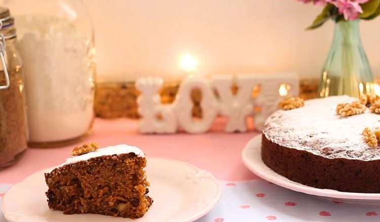 Bolo de cenoura com uva passa