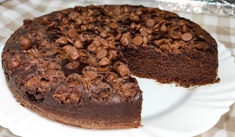 Bolo de chocolate com gotas de chocolate