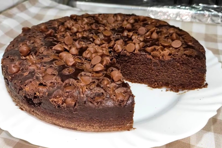 Bolo de chocolate com gotas de chocolate