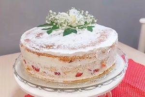 Bolo de festa simples com recheio