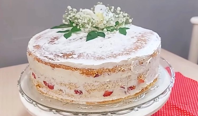 Bolo de festa simples com recheio