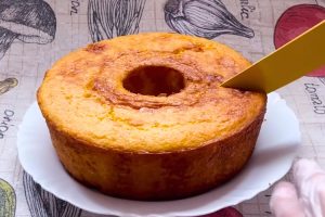 Bolo de flocos de milho com creme de leite