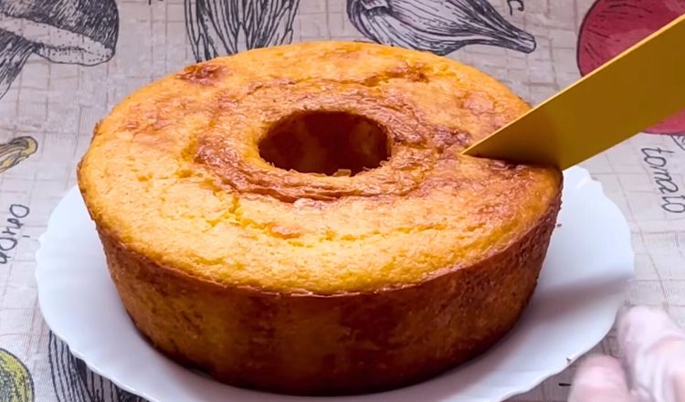 Bolo de flocos de milho com creme de leite