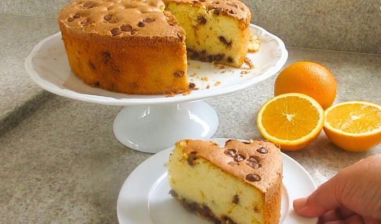 Bolo de laranja com gotas de chocolate