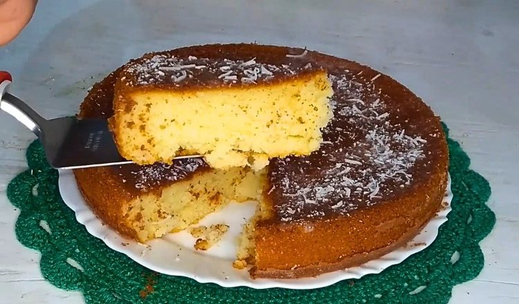 Bolo de mandioca crua de liquidificador com farinha de trigo