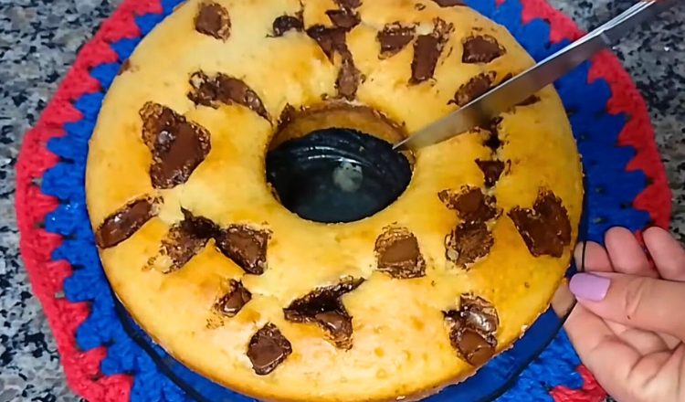 Bolotone com gotas de chocolate