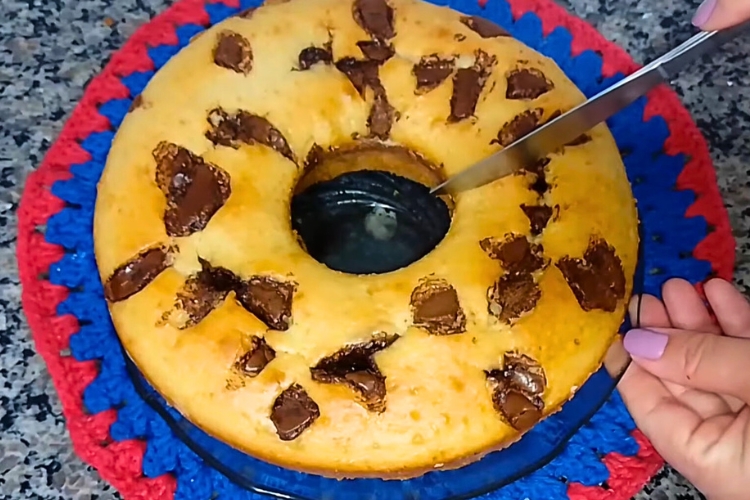 Bolotone com gotas de chocolate