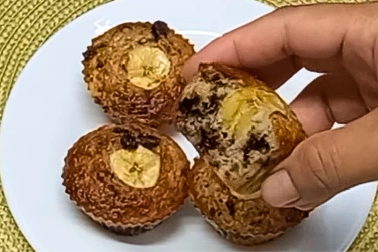 Bolinho de banana com canela