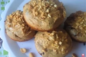 Bolinho de banana com pasta de amendoim