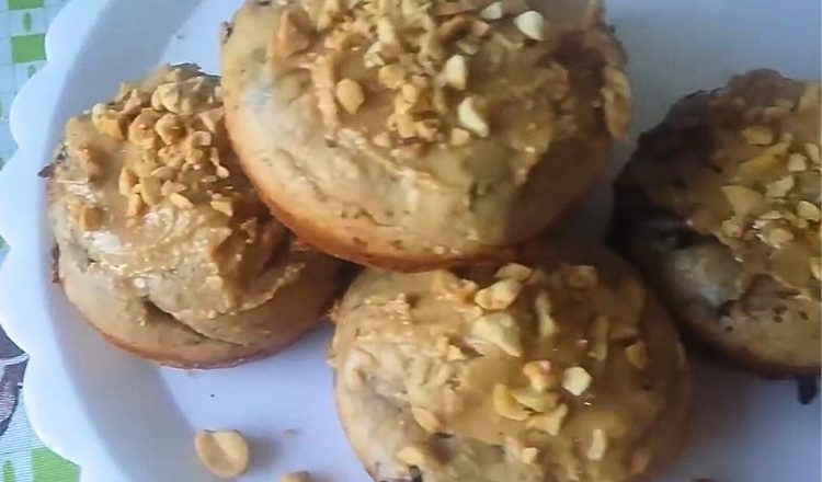 Bolinho de banana com pasta de amendoim