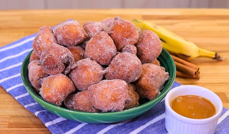 Bolinho de chuva com banana