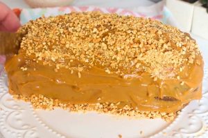 Bolo de amendoim com doce de leite