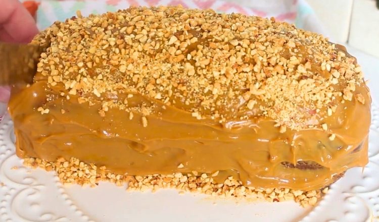 Bolo de amendoim com doce de leite