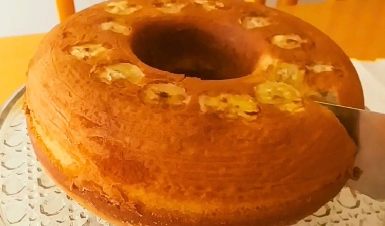 Bolo de banana com massa pronta