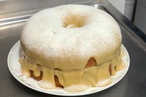 Bolo de baunilha com massa pronta