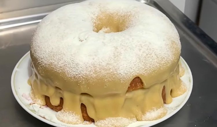 Bolo de baunilha com massa pronta
