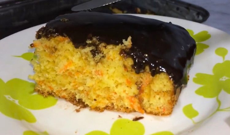 Bolo de cenoura de batedeira
