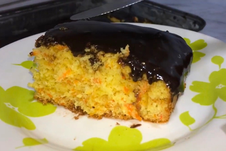Bolo de cenoura de batedeira