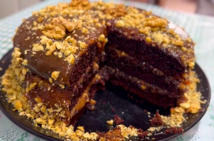 Bolo de chocolate com caramelo salgado