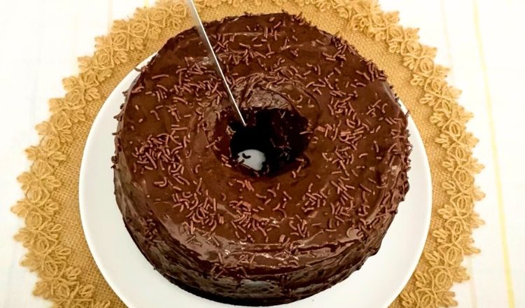 Bolo de chocolate com cobertura de brigadeiro