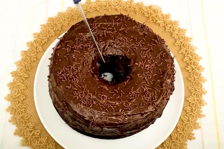 Bolo de chocolate com cobertura de brigadeiro