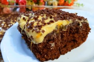 Bolo de chocolate com cobertura de maracujá