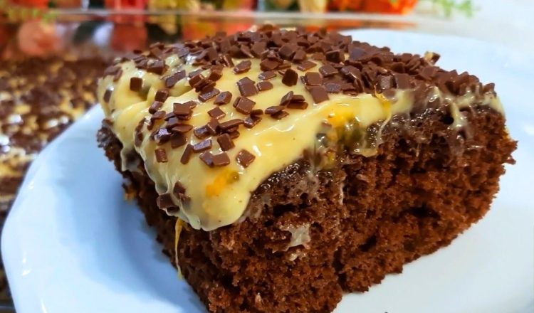 Bolo de chocolate com cobertura de maracujá