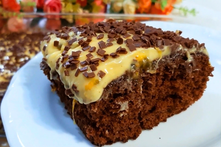 Bolo de chocolate com cobertura de maracujá