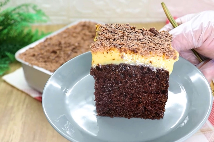 Bolo de chocolate com mousse de maracujá