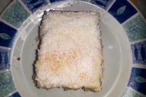 Bolo de coco gelado com massa pronta