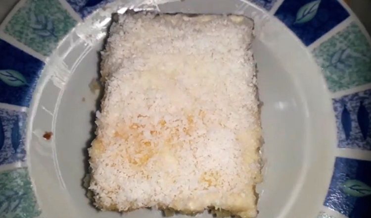 Bolo de coco gelado com massa pronta