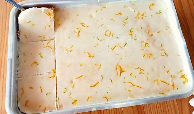 Bolo de laranja com cobertura branca