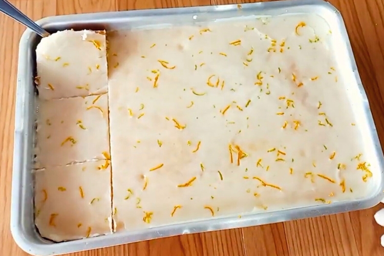Bolo de laranja com cobertura branca