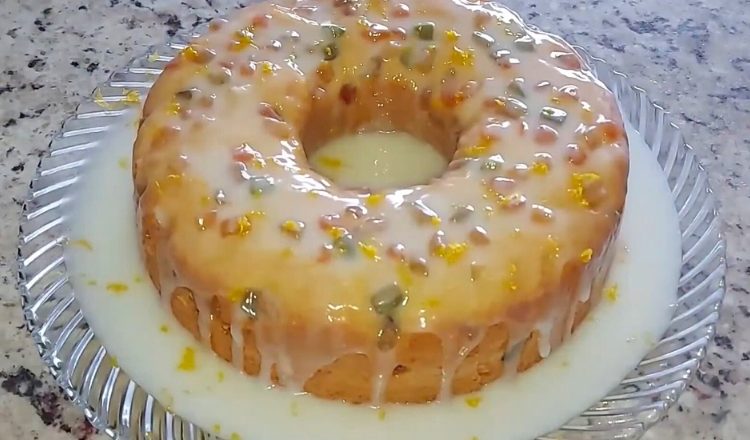 Bolo de laranja com frutas cristalizadas