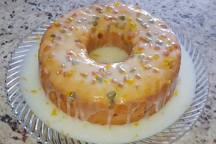 Bolo de laranja com frutas cristalizadas
