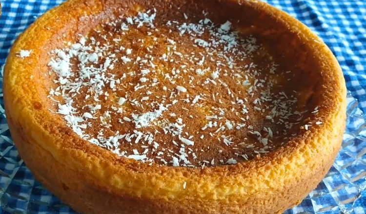Bolo de mandioca com massa pronta