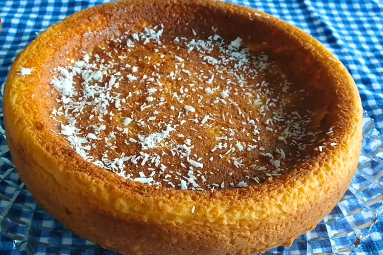 Bolo de mandioca com massa pronta