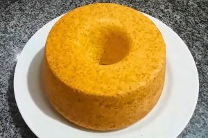 Bolo de milho com creme de leite e leite condensado