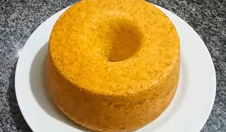 Bolo de milho com creme de leite e leite condensado