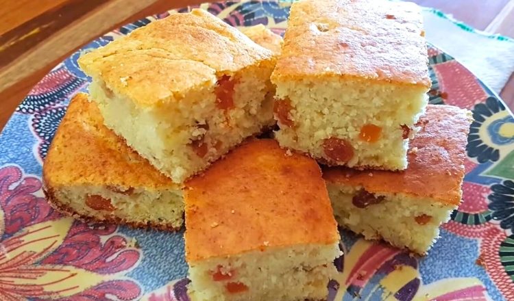 Bolo de ricota com passas