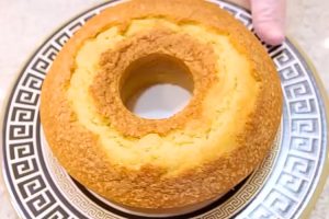 Bolo simples de liquidificador fofinho com farinha de trigo