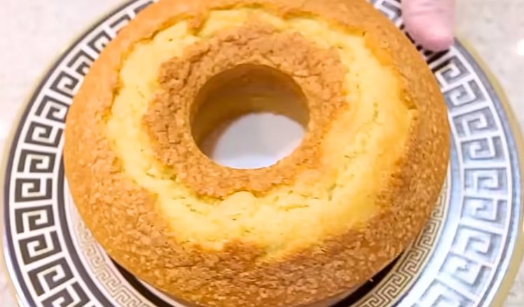 Bolo simples de liquidificador fofinho com farinha de trigo