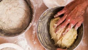 O que fazer quando a massa de pão fica grudenta