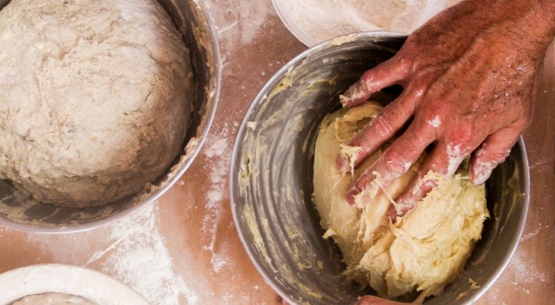 O que fazer quando a massa de pão fica grudenta